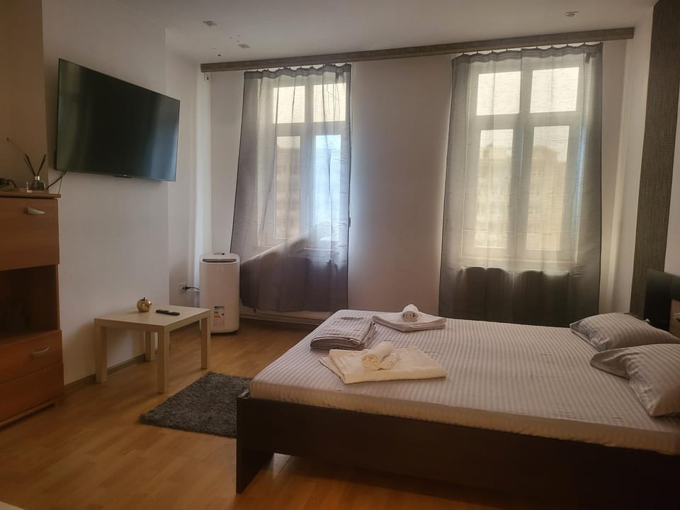 Bed, TV and multimedia, Photo of the whole room, Bedroom, towels