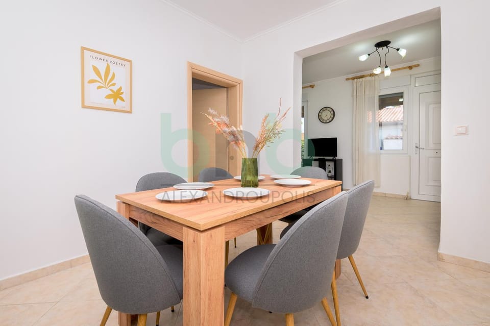 Photo of the whole room, Dining area