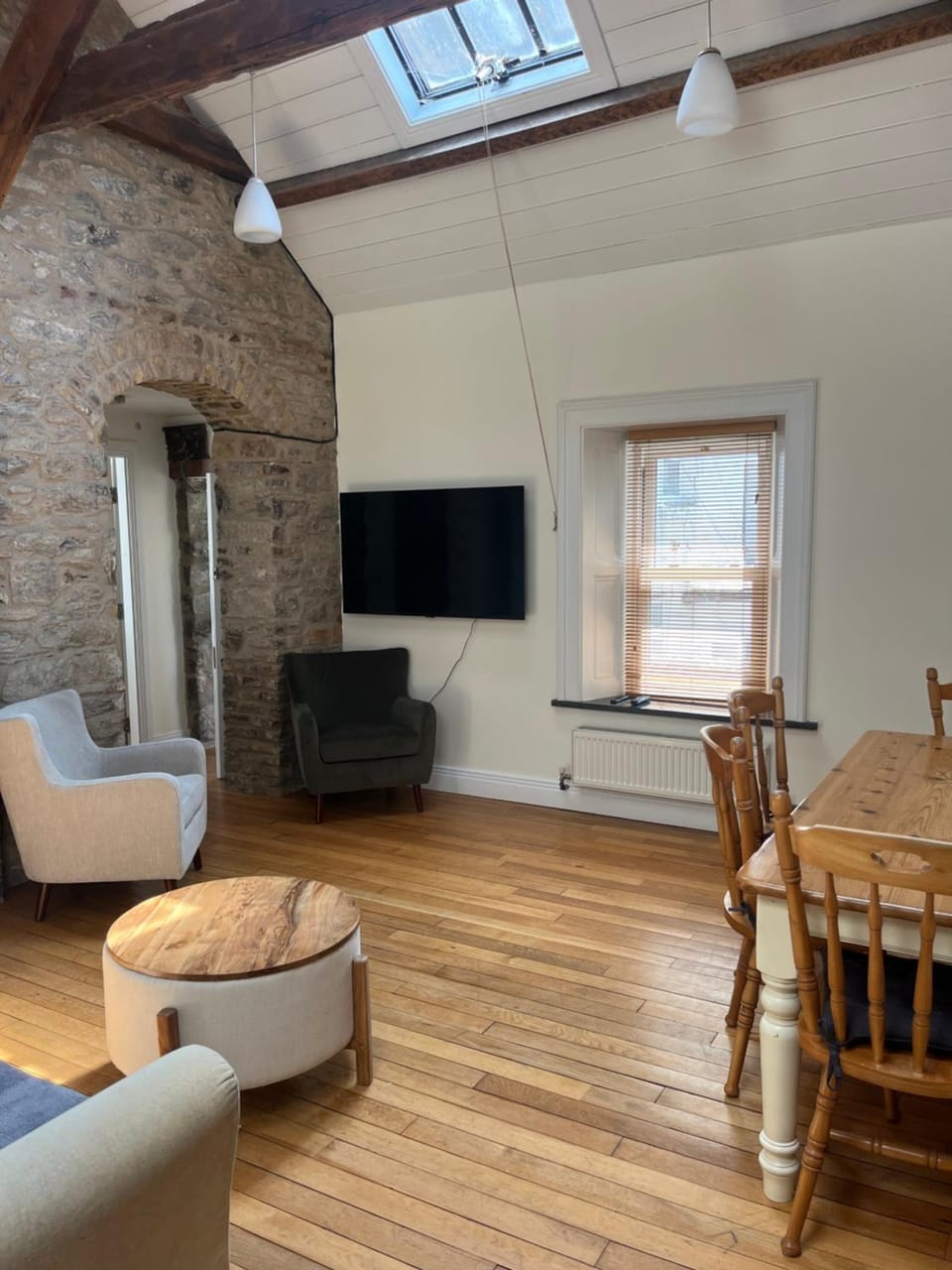 TV and multimedia, Living room, Seating area, Dining area