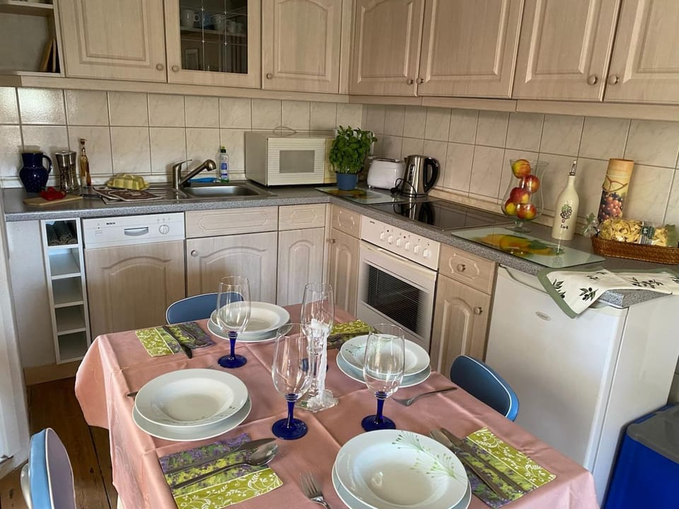 Coffee/tea facilities, Kitchen or kitchenette, Dining area, dishwasher, oven, stove, toaster