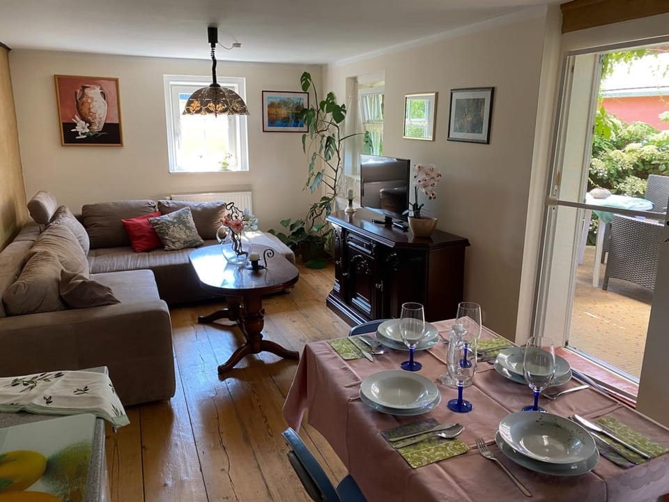 TV and multimedia, Living room, Dining area
