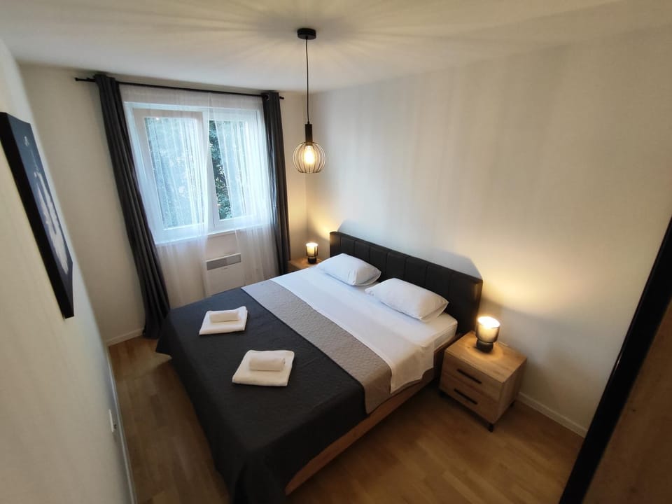 Bed, Photo of the whole room, Bedroom, towels