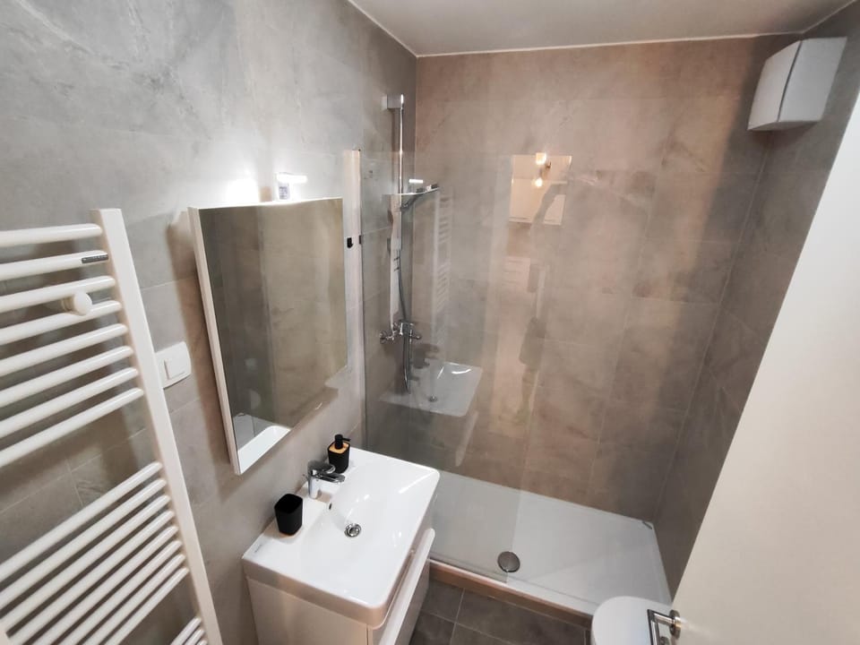 Shower, Bathroom, towels