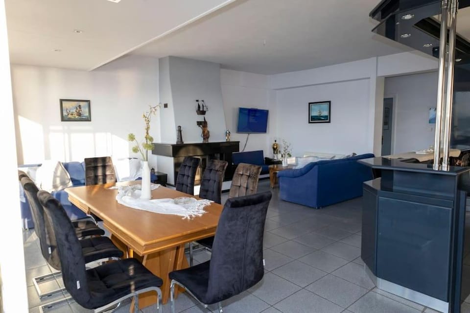 TV and multimedia, Living room, Seating area, Dining area