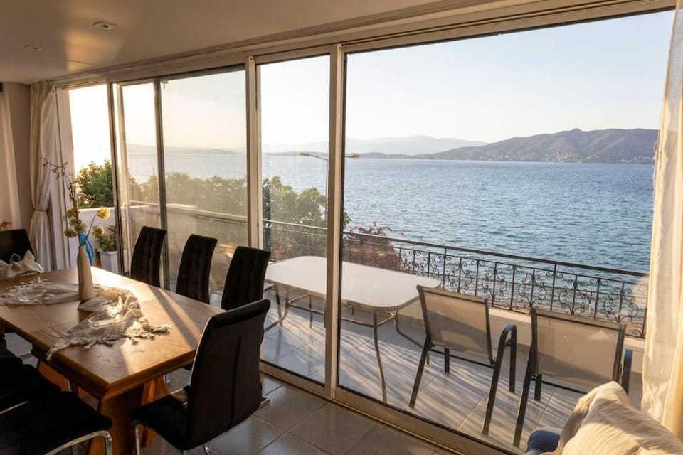 View (from property/room), Balcony/Terrace, Dining area