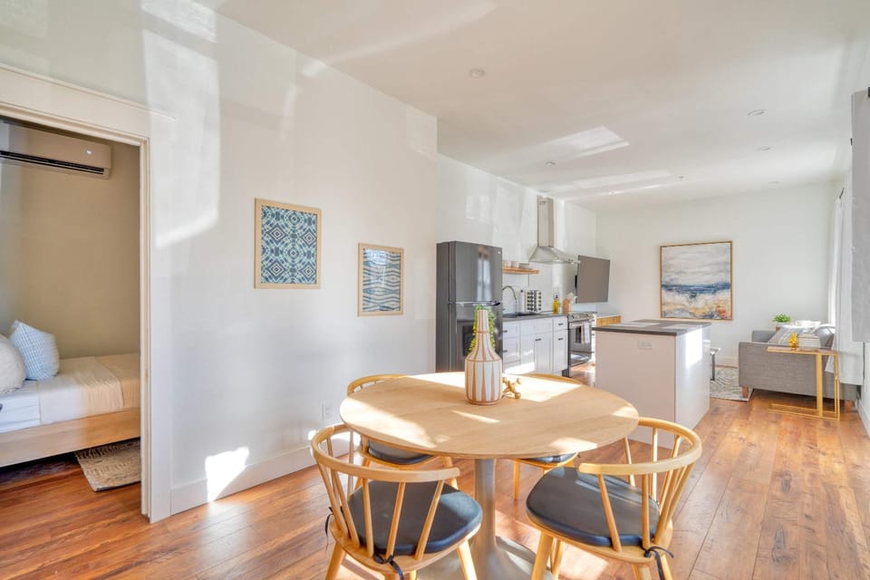 Stay Portland - The Charmante Suite- Breweries & Boutiques Apartment in Portland