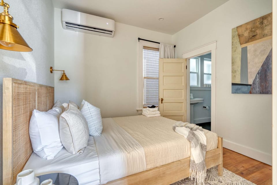 Stay Portland - The Charmante Suite- Breweries & Boutiques Apartment in Portland