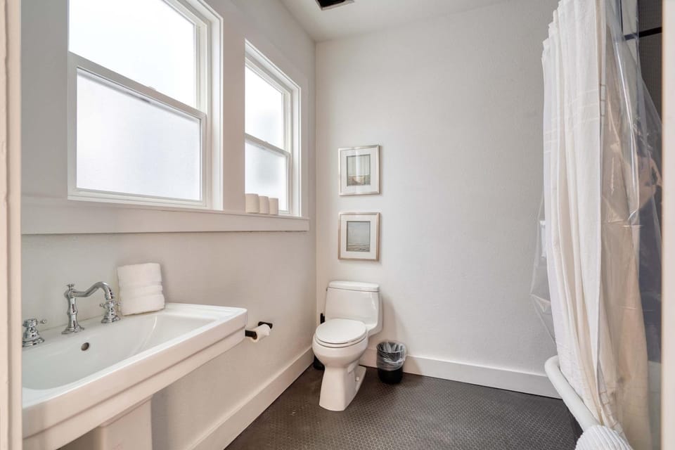 Stay Portland - The Charmante Suite- Breweries & Boutiques Apartment in Portland