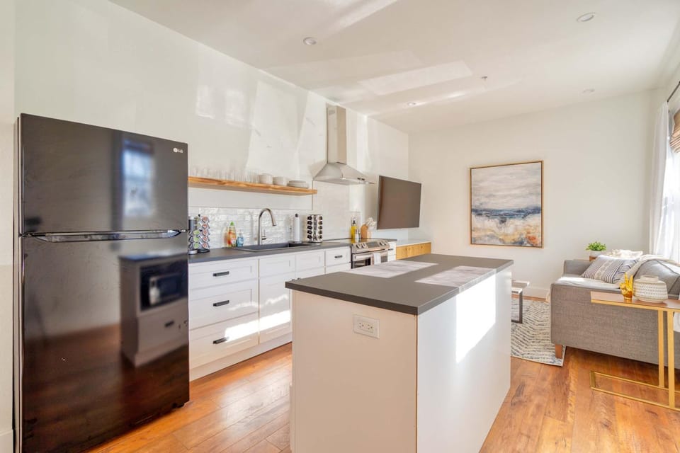 Stay Portland - The Charmante Suite- Breweries & Boutiques Apartment in Portland