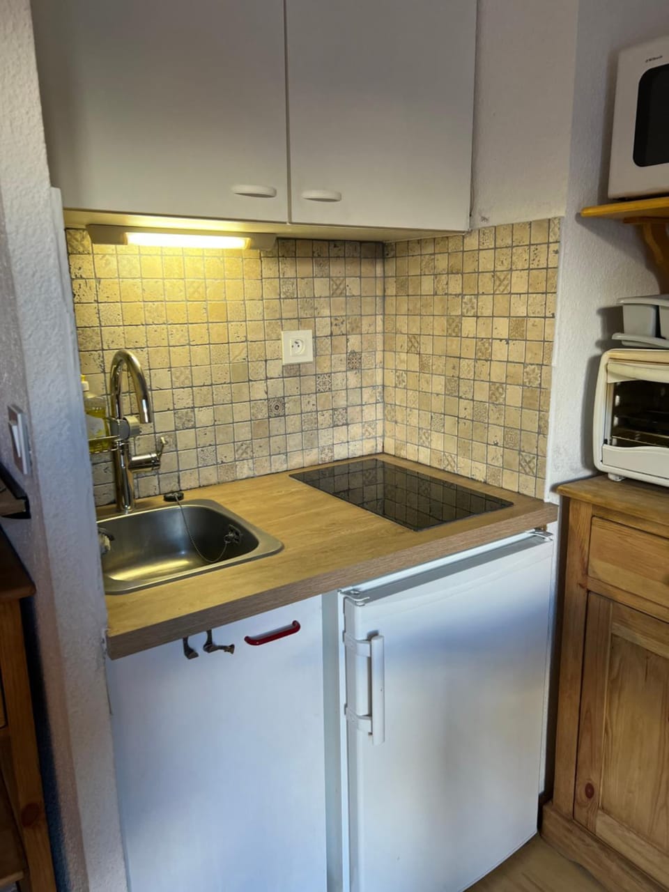 Kitchen or kitchenette, minibar, oven, stove