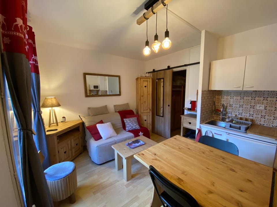 Kitchen or kitchenette, Living room, Seating area