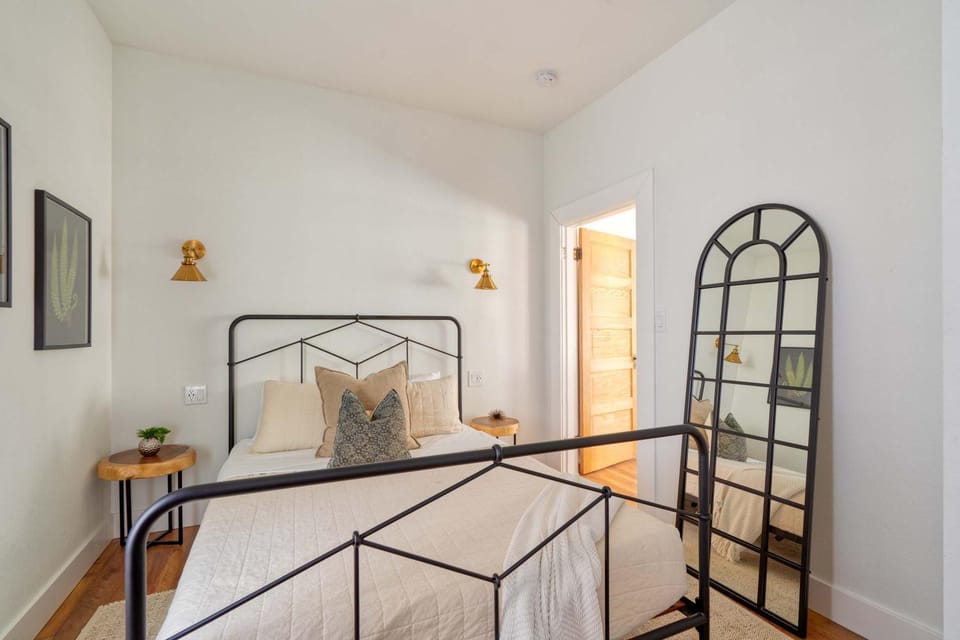 Stay Portland - The Etourdissante Suite - Forest Park & Local Eats Apartment in Portland