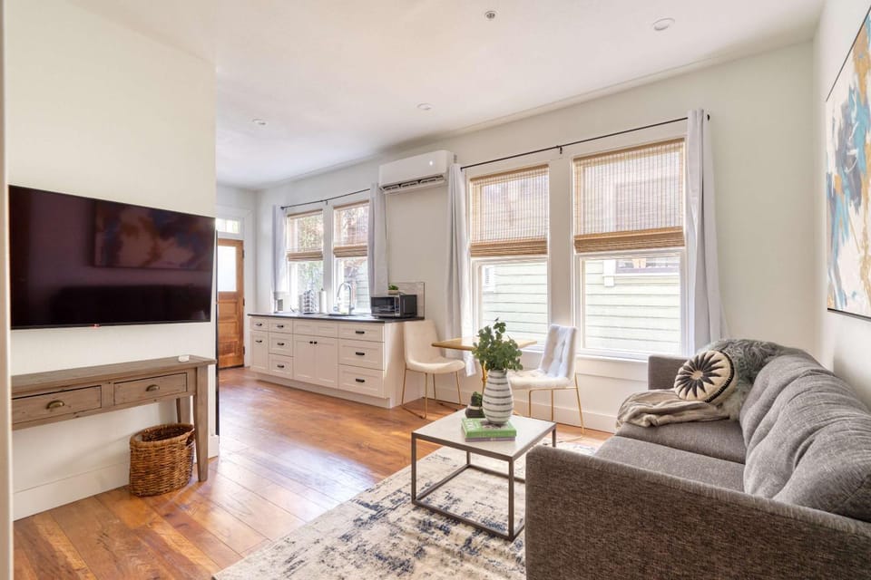 Stay Portland - The Etourdissante Suite - Forest Park & Local Eats Apartment in Portland