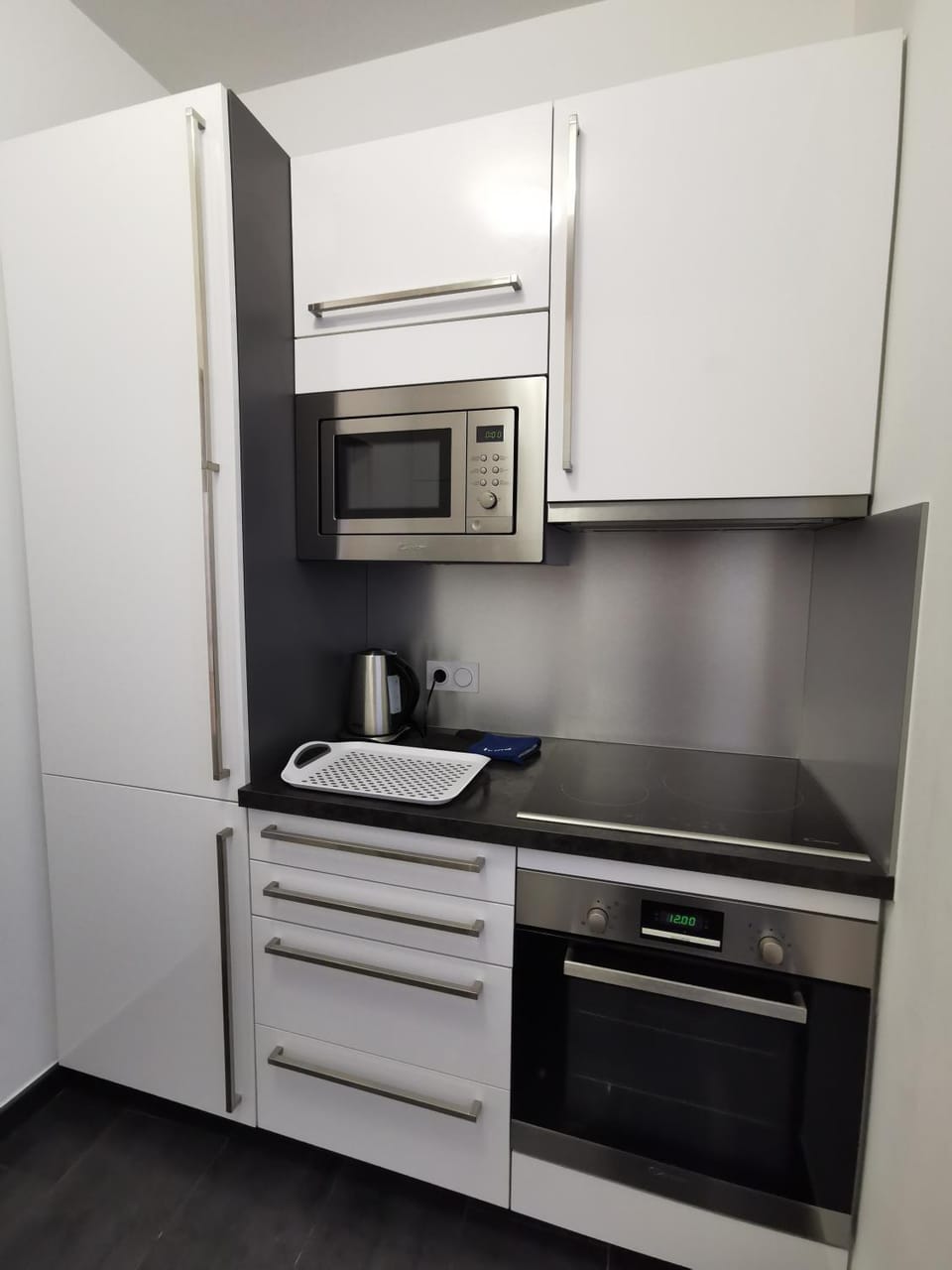 Coffee/tea facilities, Kitchen or kitchenette, microwave, oven, stove