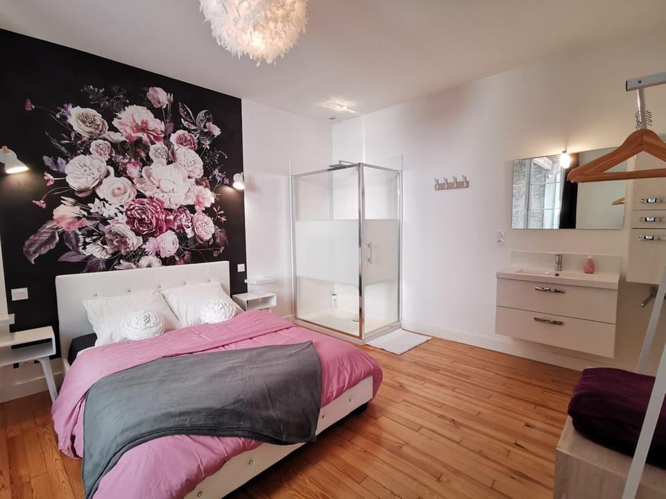 Shower, Bed, Bedroom, wardrobe