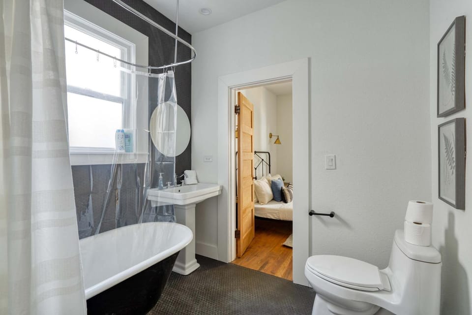 Stay Portland - The Trésor Suite- Cold Brew & Craft Beers Apartment in Portland