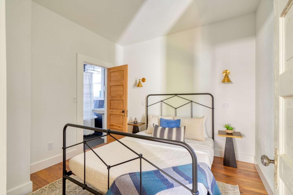 Stay Portland - The Trésor Suite- Cold Brew & Craft Beers Apartment in Portland