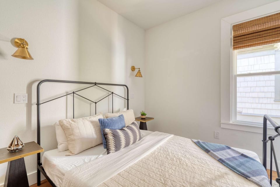Stay Portland - The Trésor Suite- Cold Brew & Craft Beers Apartment in Portland