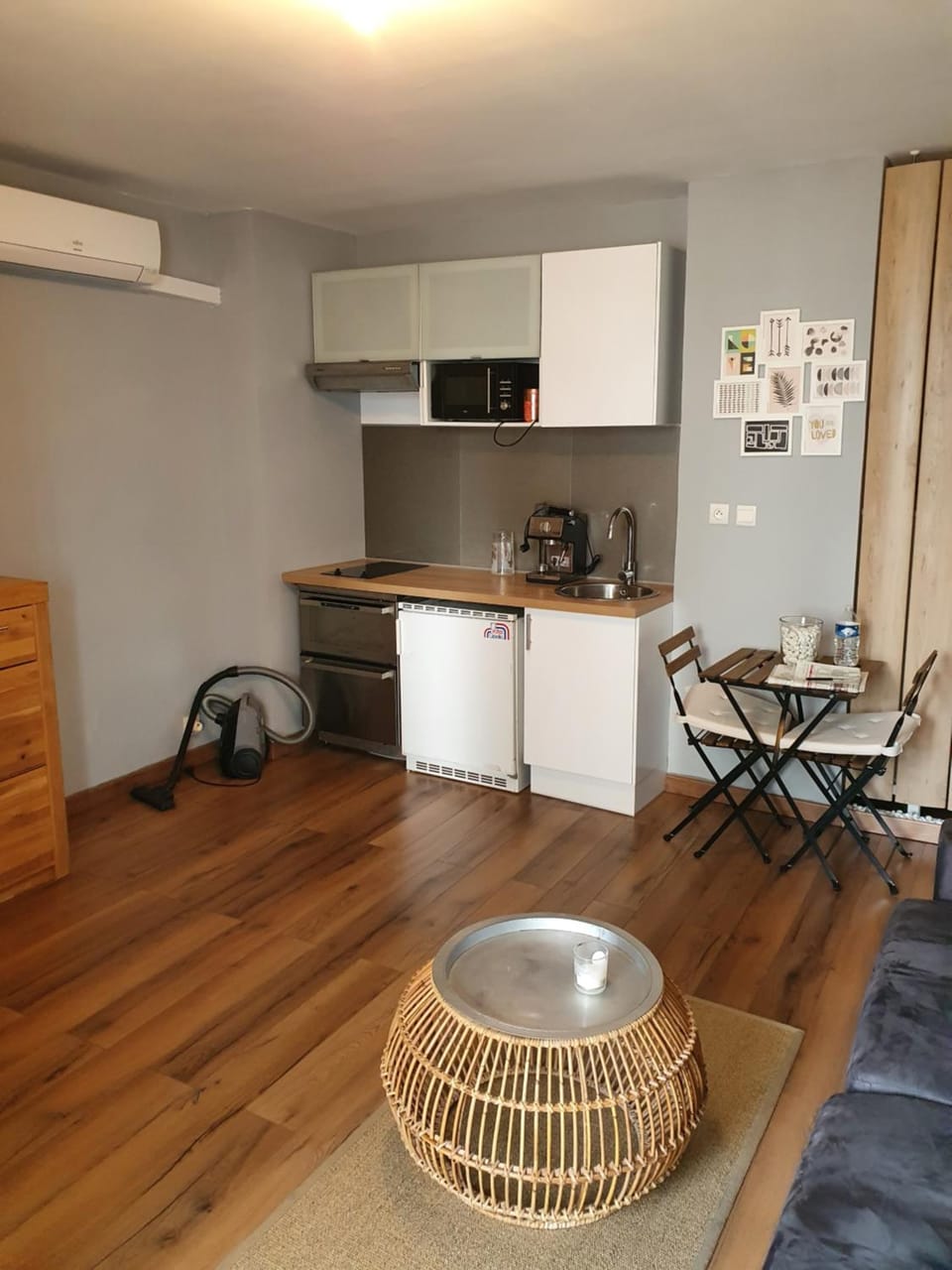 Kitchen or kitchenette, Living room, microwave, stove