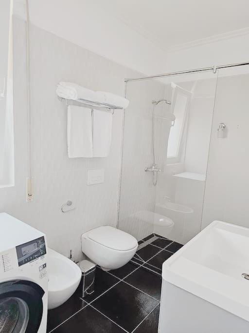 Shower, Toilet, Bathroom, towels