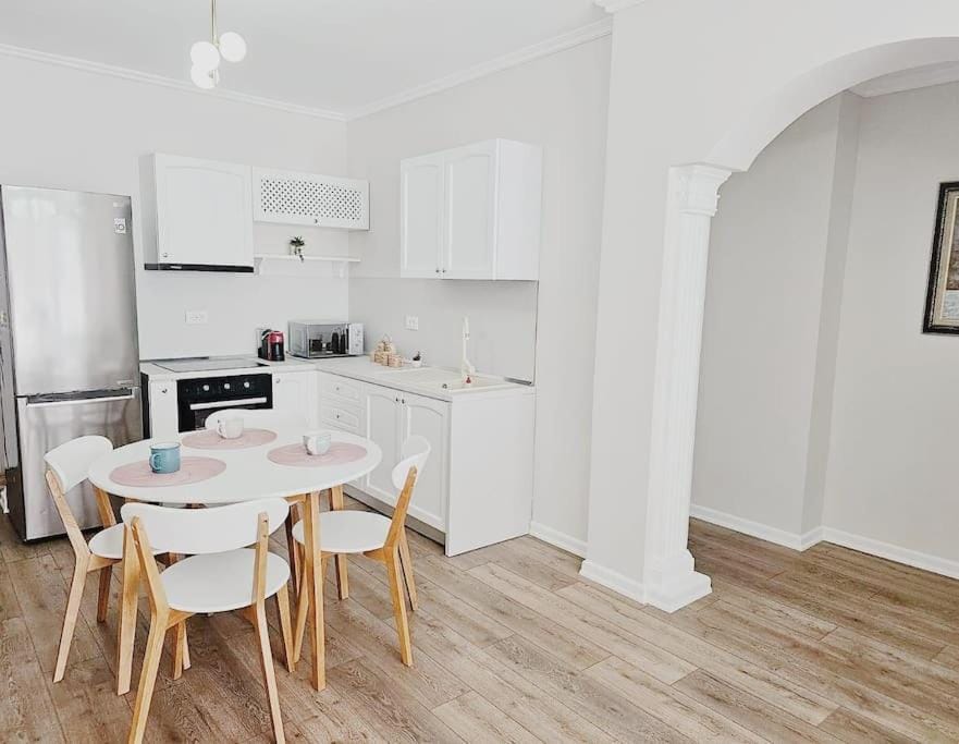 Kitchen or kitchenette, Dining area, oven, stove