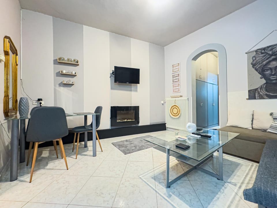 TV and multimedia, Living room, Seating area, Dining area
