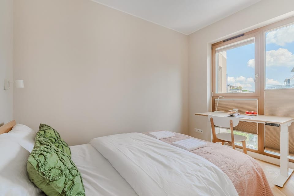 Bed, Seating area, Bedroom
