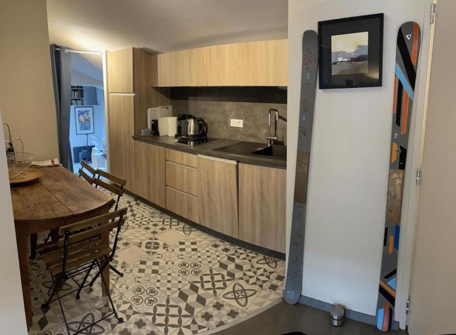 Kitchen or kitchenette, Dining area