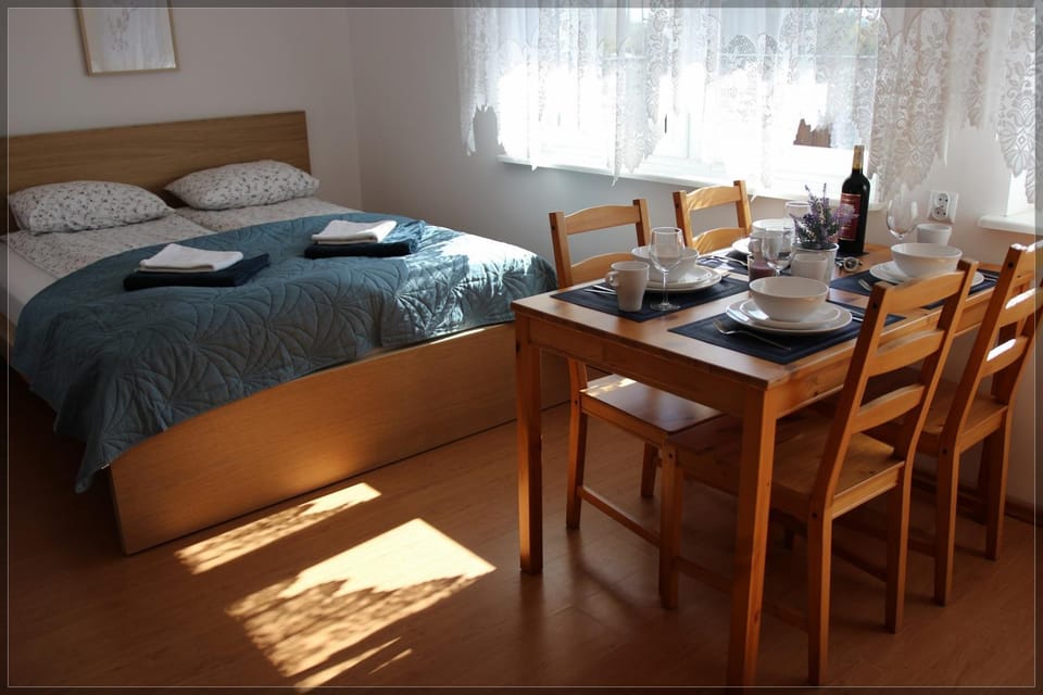Bed, Photo of the whole room, Dining area, Bedroom, towels