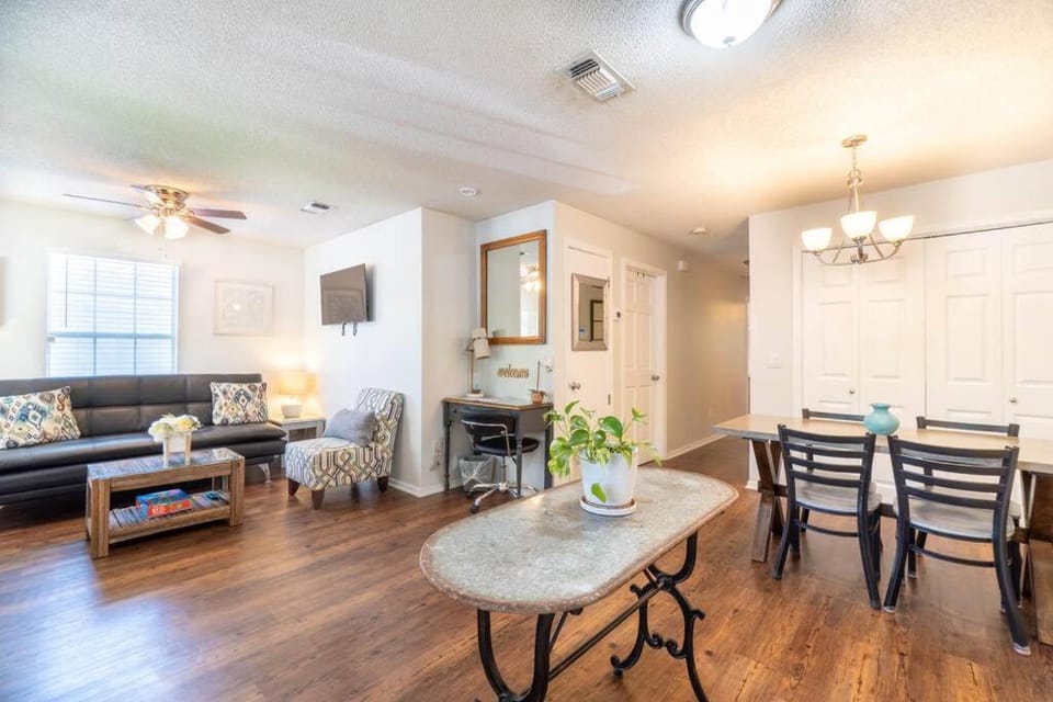Foxden, Walk to Downtown Festivals and Events! House in Pensacola