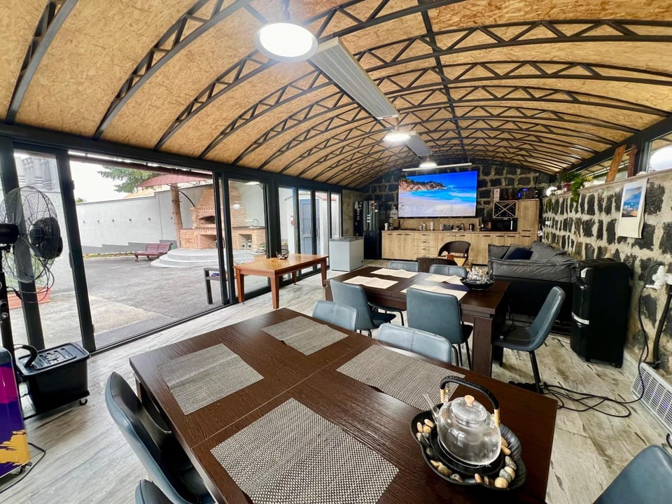 TV and multimedia, Living room, Seating area, Dining area