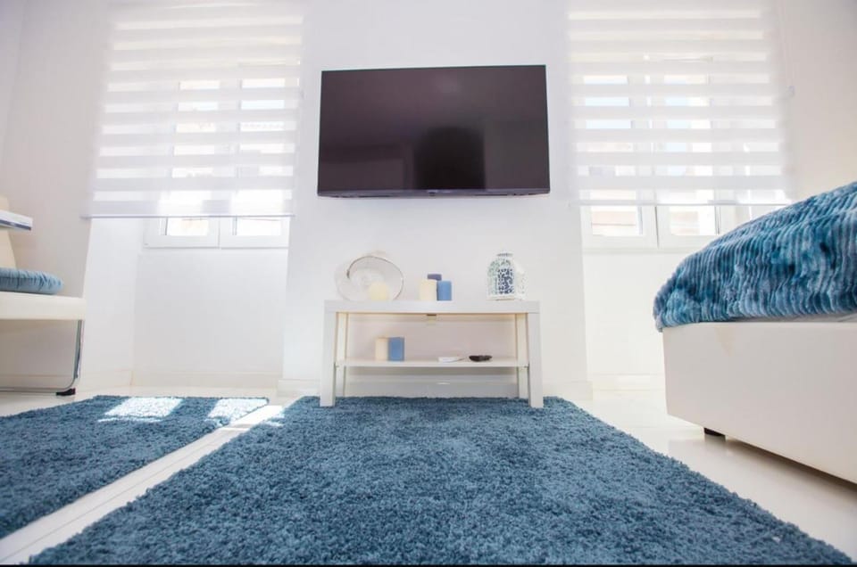 Communal lounge/ TV room, Bed, Living room, Photo of the whole room