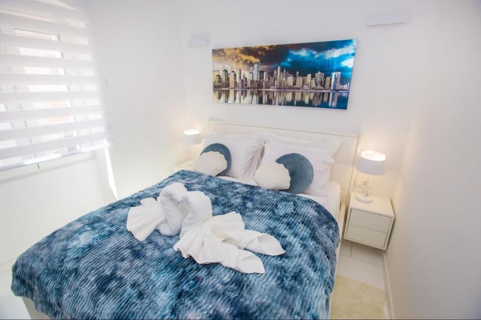 Photo of the whole room, towels