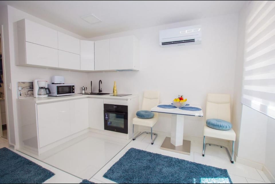 Kitchen or kitchenette, Living room, minibar, stove