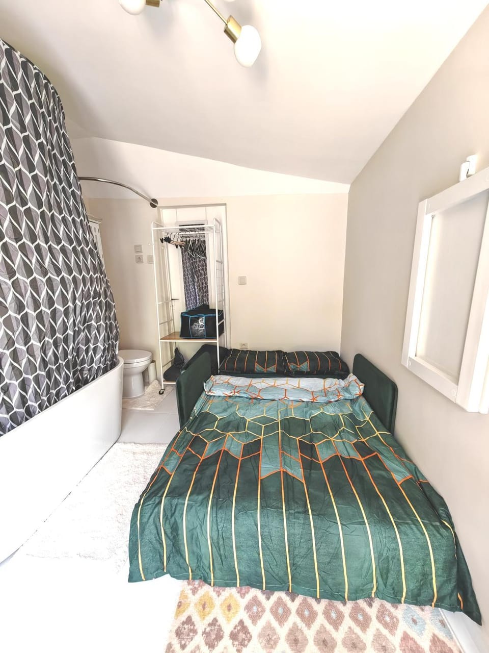 Micro studette indépendante non-fumeur, 10 m2, 45 min de Paris, sanitaires dans la même pièce que le couchage sans cloison, WiFi, kitchenette, mini terrasse, jardin, canapé lit 120x180 cm, gabarit léger, non adapté aux attentes hôtelières Vacation rental in Île-de-France