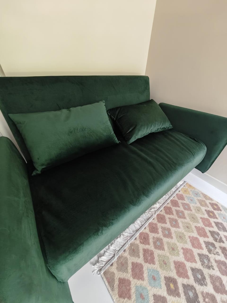Micro studette indépendante non-fumeur, 10 m2, 45 min de Paris, sanitaires dans la même pièce que le couchage sans cloison, WiFi, kitchenette, mini terrasse, jardin, canapé lit 120x180 cm, gabarit léger, non adapté aux attentes hôtelières Vacation rental in Île-de-France