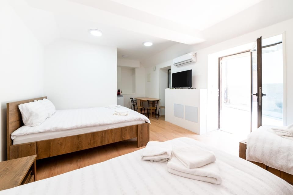 Bed, TV and multimedia, Photo of the whole room, Bedroom