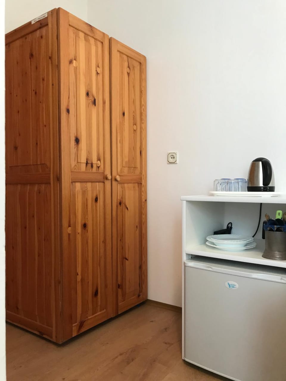 Coffee/tea facilities, wardrobe