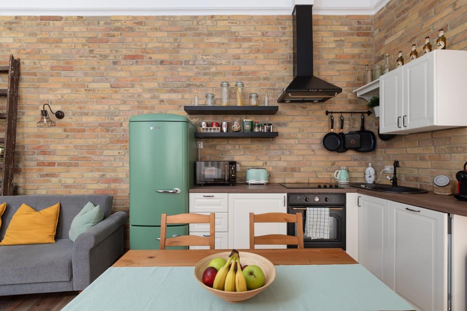 Coffee/tea facilities, Kitchen or kitchenette, Dining area, oven, stove, toaster