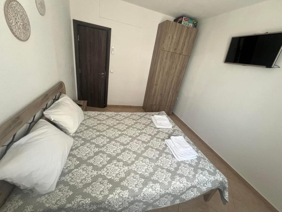 Photo of the whole room, Bedroom, towels, wardrobe