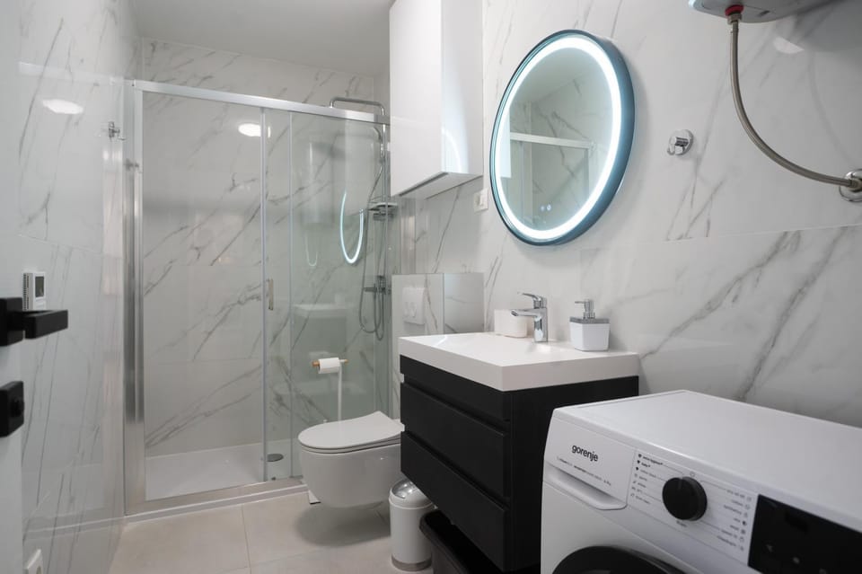 Shower, Toilet, Bathroom, towels, washing machine