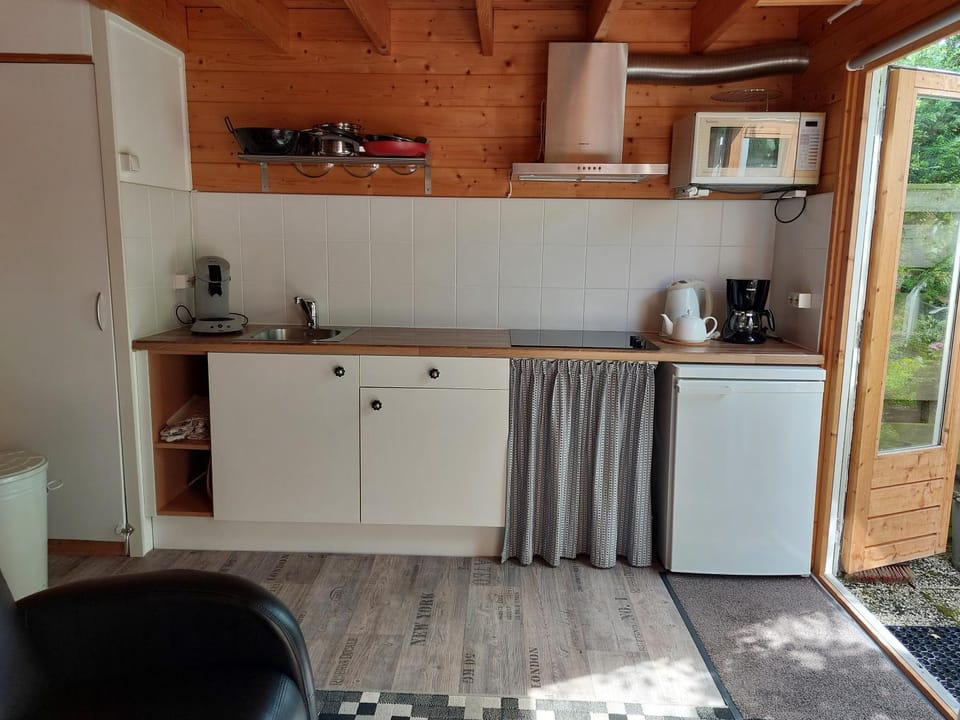 Coffee/tea facilities, Kitchen or kitchenette, stove