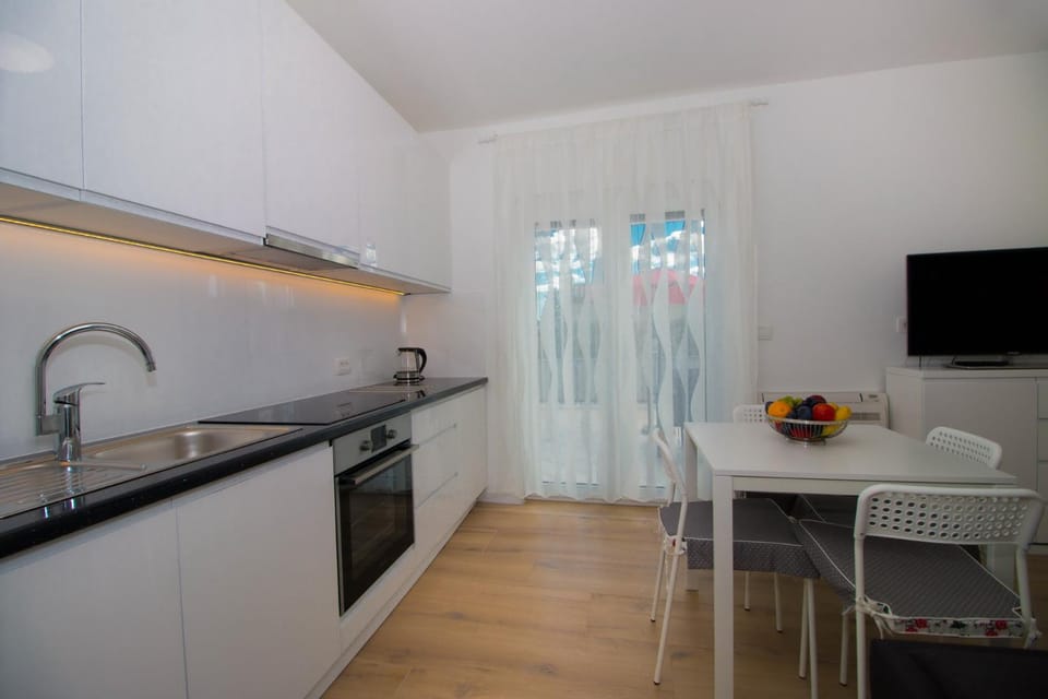TV and multimedia, Kitchen or kitchenette, Dining area, oven, stove