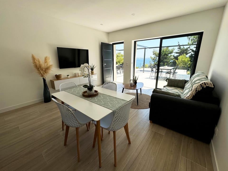 Communal lounge/ TV room, Natural landscape, TV and multimedia, Living room, Seating area, Dining area, Sea view