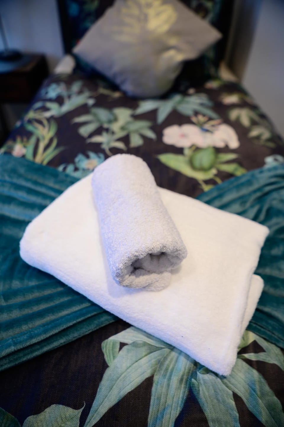 Bed, Bedroom, towels