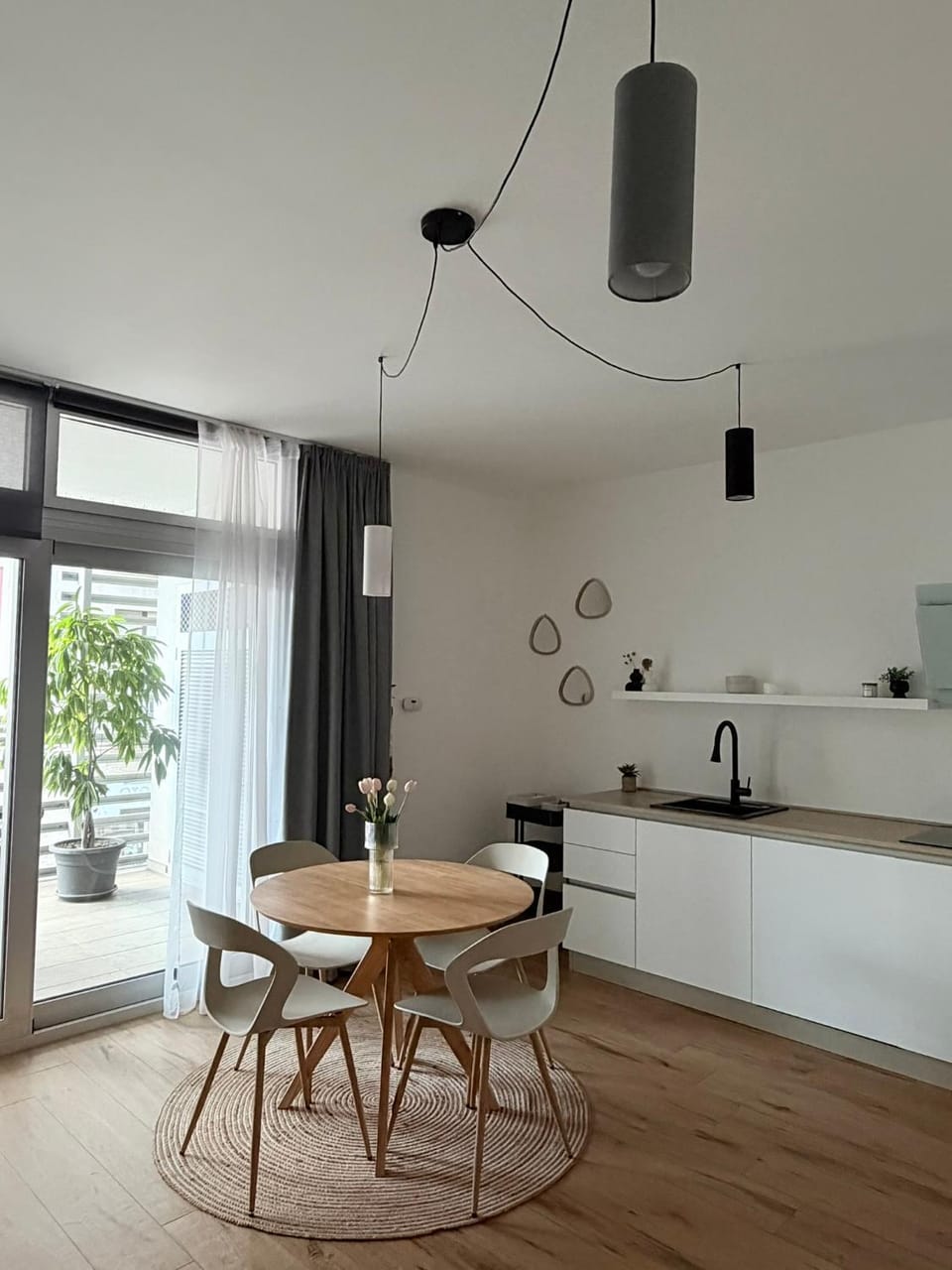 Kitchen or kitchenette, Dining area