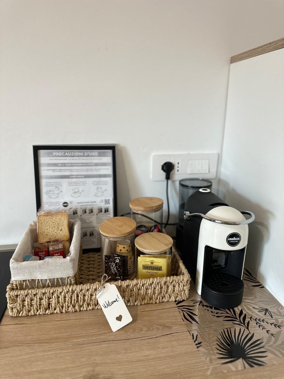 Coffee/tea facilities, Food and drinks