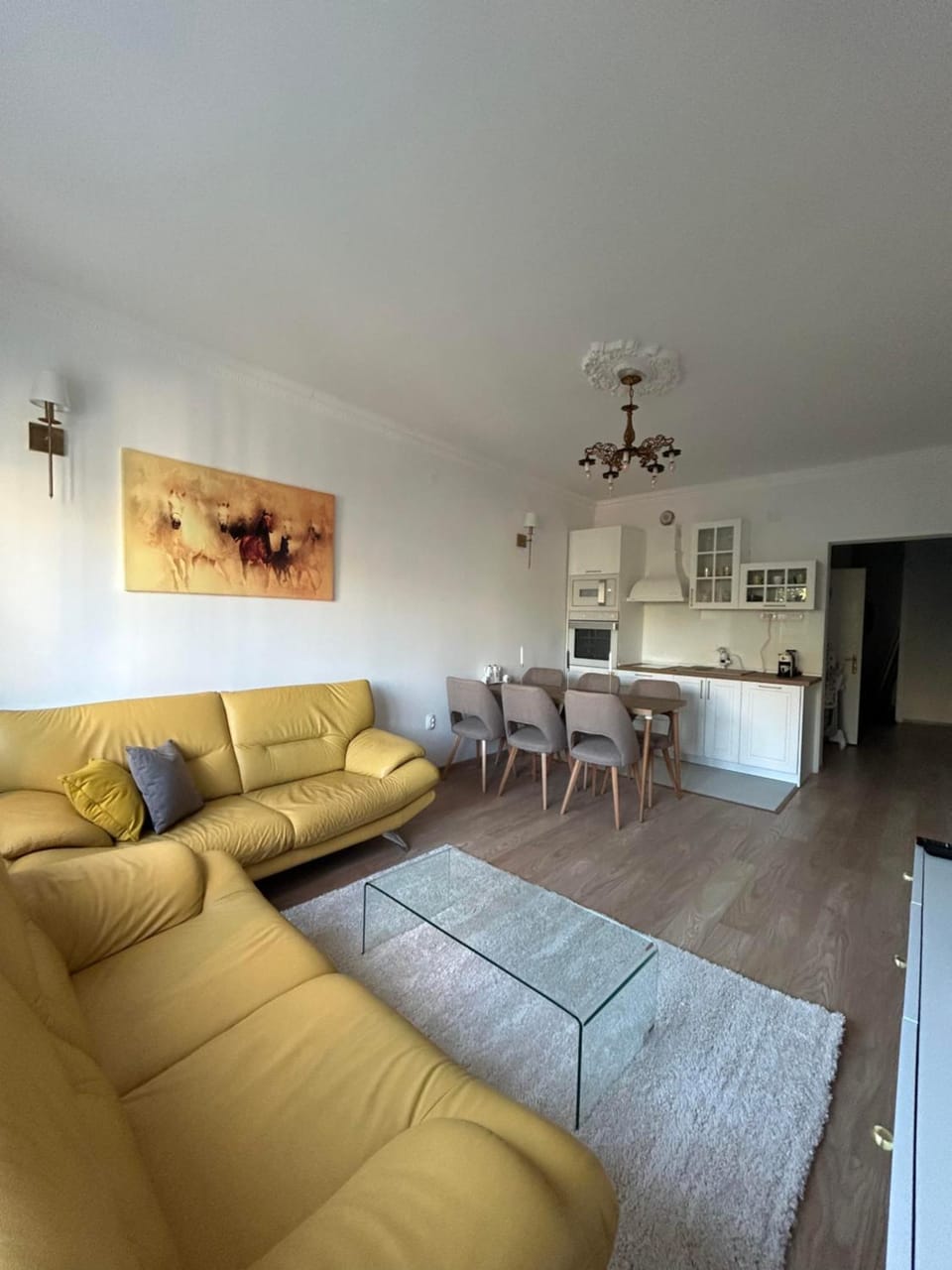 Kitchen or kitchenette, Living room, Seating area, Dining area