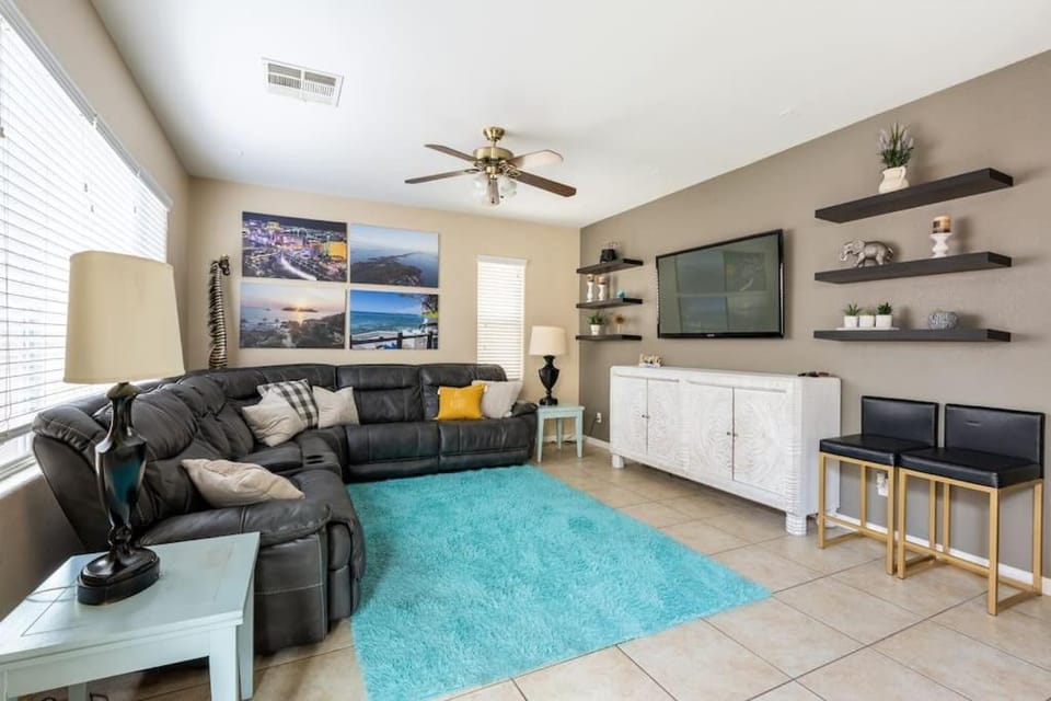 4BR king bed EVCharger, 10min to Strip Raiders Airport! House in Paradise