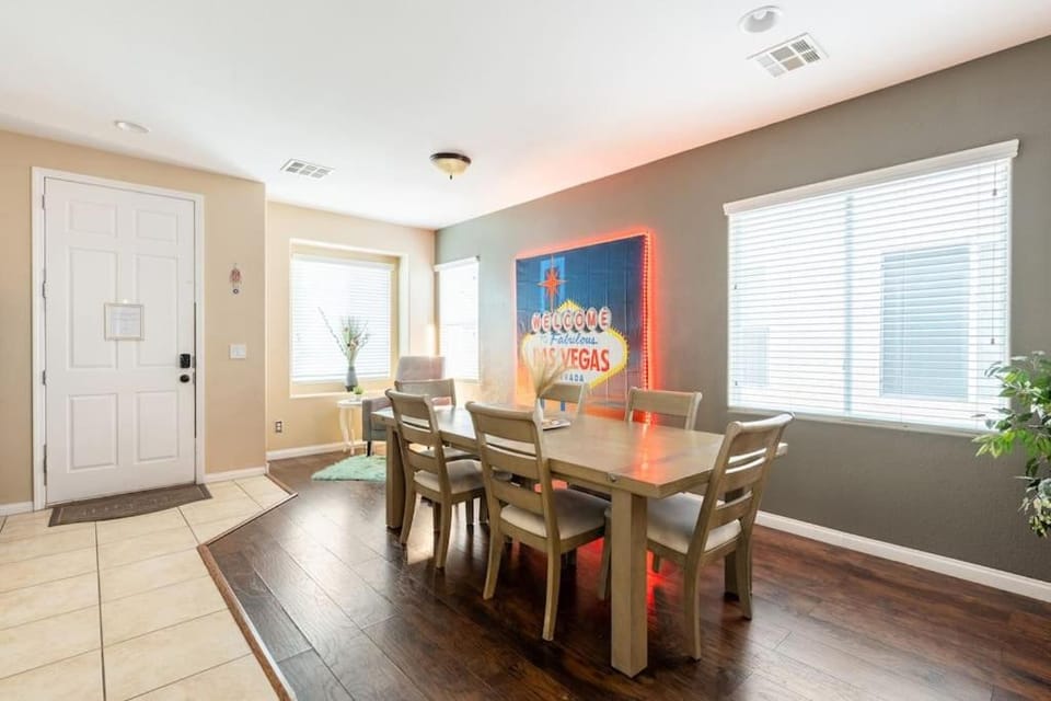 4BR king bed EVCharger, 10min to Strip Raiders Airport! House in Paradise
